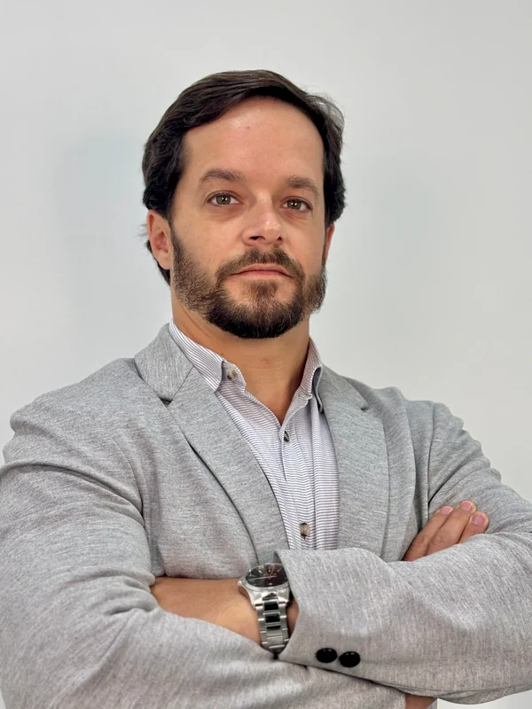 Dr. Bruno Bandeira em seu consultório, no Rio de Janeiro