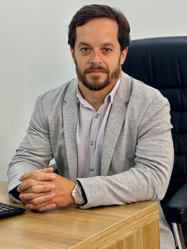 Retrato do Dr. Bruno Bandeira, ortopedista e traumatologista